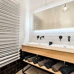 Highrise Oasis Apartman