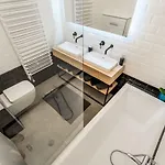 Highrise Oasis Apartman *